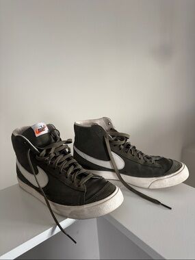 Nike Women’s Blazer Mid '77 Vntg Medium Olive